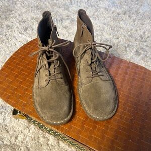 Clarks Collection Chukka Suede Women  Comfort Cushion/ Gum Sole Sz 8.5 M